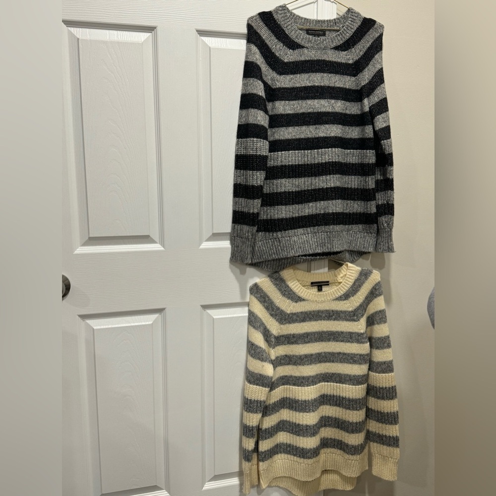 Women's Banana Republic
Gray/Black Striped Italian Yarn Sz : S ( bundle of 2 ).